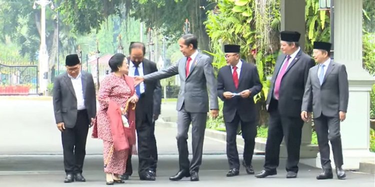 Presiden Joko Widodo bersama tujuh Ketum parpol koalisi sebelum pelantikan dua menteri dan 3 wakil menteri hasil reshuffle kabinet jilid II/Net