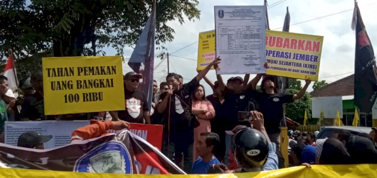 Massa aksi di depan kantor DPRD Jember/RMOLJatim
