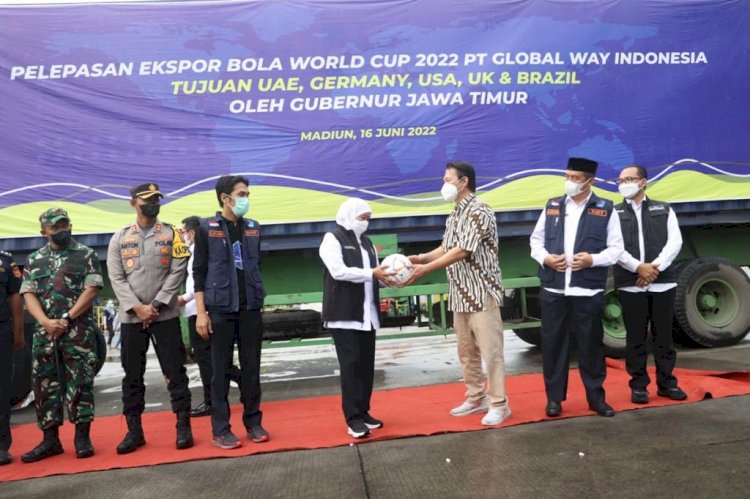 Gubernur Jawa Timur Khofifah Indar Parawansa saat melepas 50.000 buah bola  piala dunia ke lima negara, Kamis (16/6)/ist