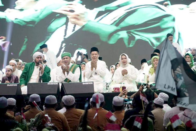 Sholawat bersama Habib Syech Bin Abdul Qodir Assegaf di lapangan Surodinawan/ist