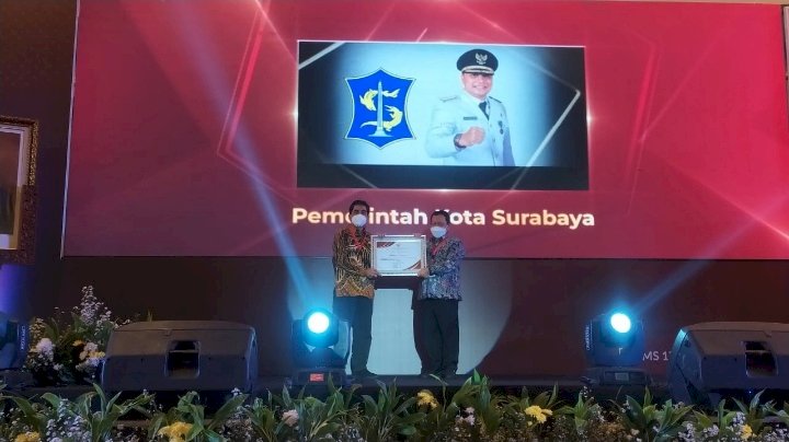 Pemkot Surabaya menerima penghargaan dari Kemenpan-RB dalam Kompetisi P4 ke-4/ist