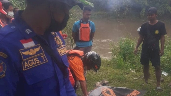 Mayat berjenis kelamin laki-laki di evakuasi Tim SAR Ngawi dari aliran Bengawan Solo