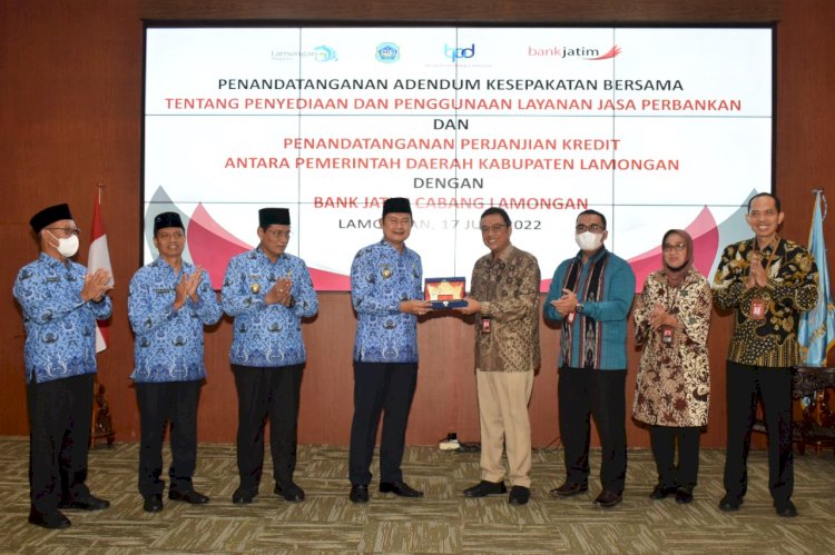 Bupati Lamongan Yuhronur Efendi usai menandatangani kerjasama dengan Bank Jatim/RMOLJatim