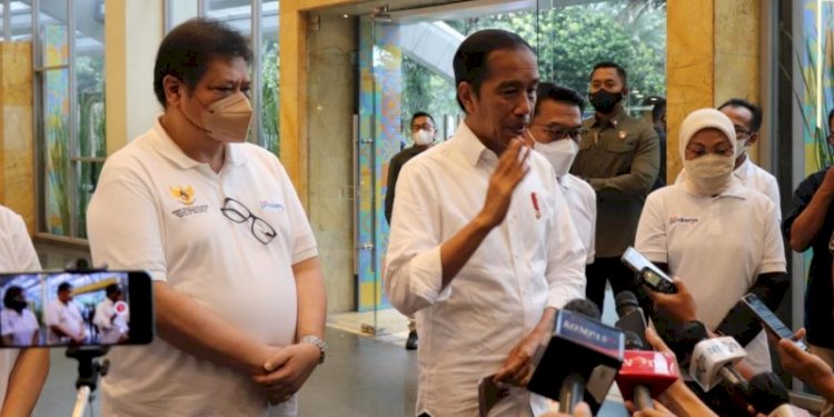 Presiden Joko Widodo bersama Menko Bidang Perekonomian Airlangga Hartarto/Net