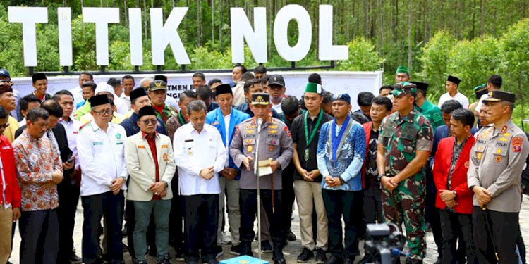 Kapolri Jenderal Listyo Sigit Prabowo meninjau langsung pelaksanaan puncak acara Hari Bakti Kesehatan dalam rangka HUT Bhayangkara ke-76 di titik 0 kilometer Ibu Kota Nusantara (IKN), Jumat (17/6)Ist