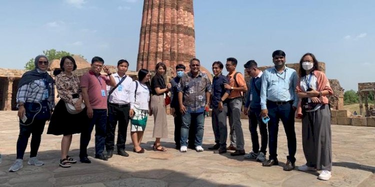 Teguh Santosa (tengah kaca mata hitam) bersama delegasi wartawan ASEAN yang menghadiri Pertemuan Khusus Menlu ASEAN dan India di New Delhi/Ist