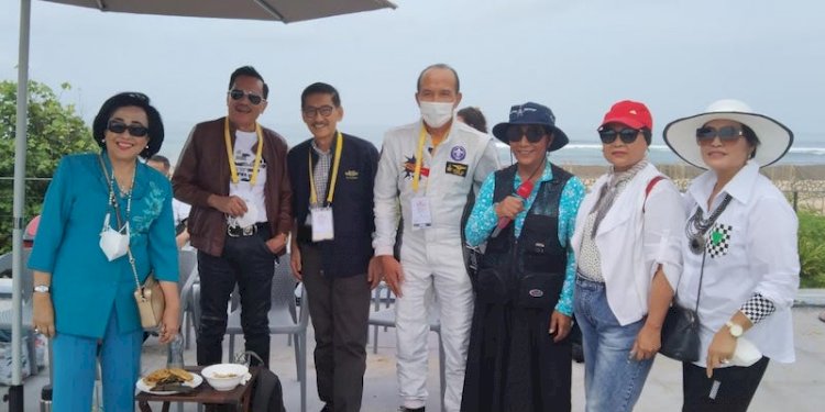 Penulis Chappy Hakim (kedua dari kiri) dan pemilik Susi Air yang mengagas "Indonesia Air Show Pangandaran", Susi Pudjiastuti (ketiga dari kanan)./Ist