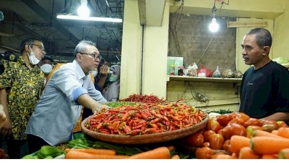 Menteri Perdagangan RI, Zulkifli Hasan saat blusukan ke Pasar Tradisional Cibubur, Jakarta/Net