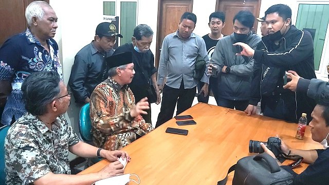 Mantan Ketua GP Ansor Jawa Timur, Drs Choirul Anam saat memberi keterangan pada awak media/ist