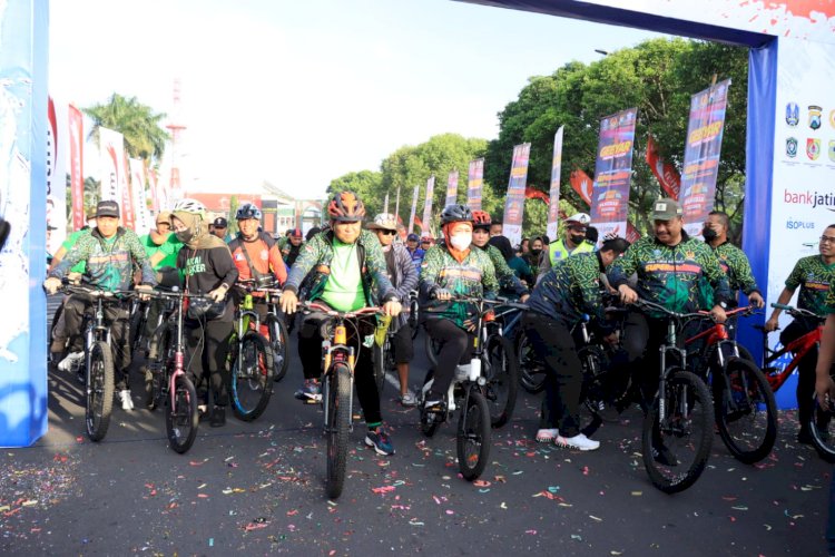 Pelepasan peserta super road bike di Alun-alun Kabupaten Jember.