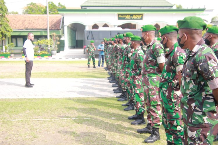 Dandim 0812 Lamongan saat melepas 41 Bintara Otsus kembali ke Papua/RMOLJatim