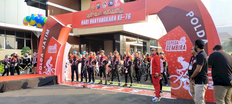 Peserta fun bike Polda Jatim bersiap melaju sebelum dilepas Wakapolda Jatim/RMOLJatim