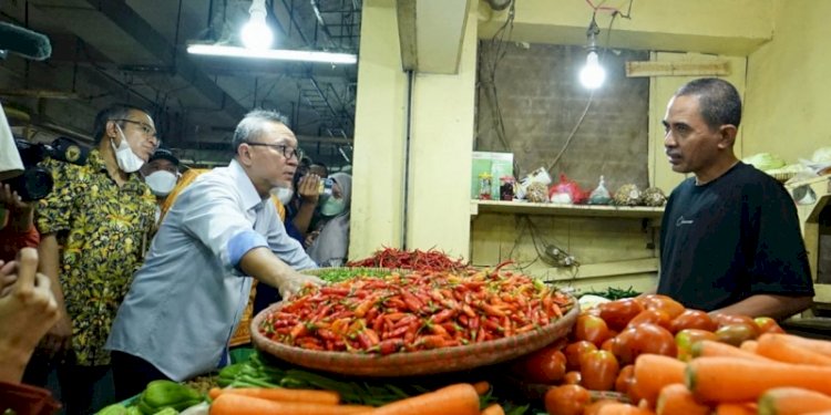 Menteri Pardagangan RI, Zulkifli Hasan saat meninjau harga kebutuhan pokok di Pasar Cibubur, Jakarta/Net