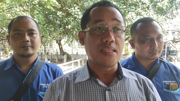  Ihwan Yusuf Direktur Perumda Joyoboyo Kota Kediri (tengah) 