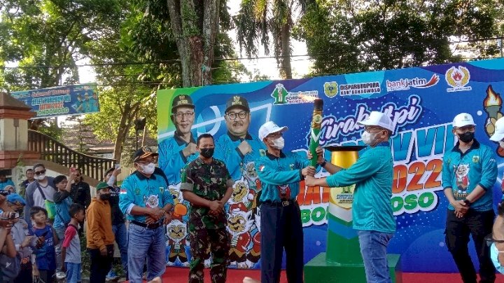 Bupati Bondowoso (kiri) saat terima obor api Porprov dari sekda Bondowoso/RMOLJatim