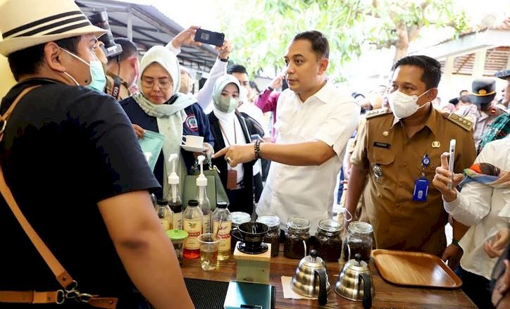 Wali Kota Eri saat meresmikan Rumah Padat Karya/ist