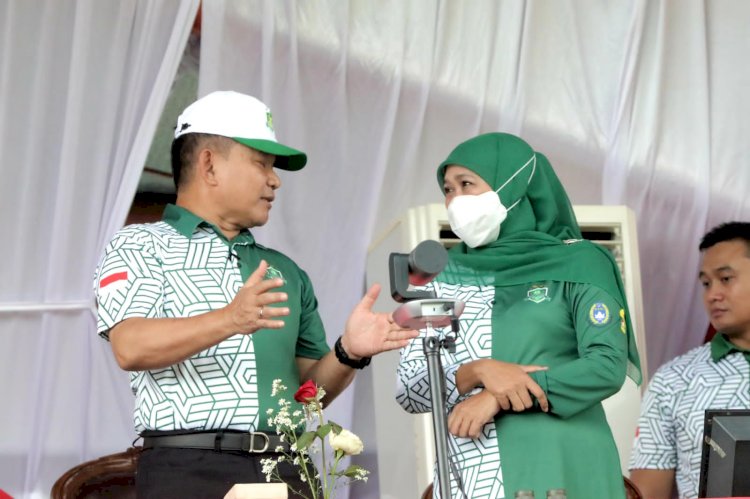 Gubernur Jatim Khofifah Indar Parawansa dan Kepala Staf Angkatan Darat (KSAD) Jenderal TNI Dudung Abdurachman saat membuka Piala KASAD Liga Santri PSSI 2022