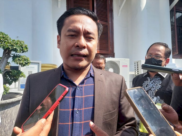 Anggota Komisi A DPRD Surabaya, Arif Fathoni saat di Polrestabes Surabaya/RMOLJatim