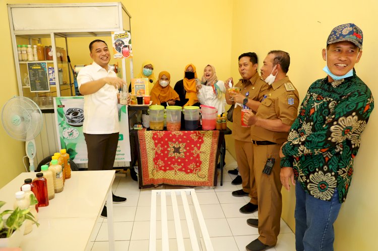 Wali Kota Eri Cahyadi meninjau rumah padat karya di Kecamatan Sambikerep/RMOLJatim