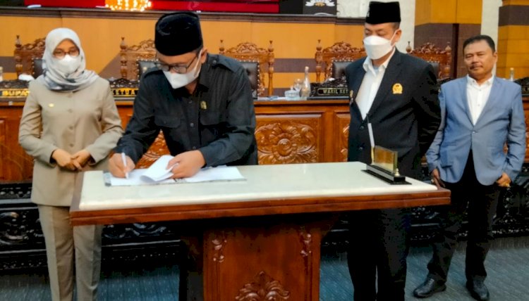 Bupati Ipuk beserta Ketua DPRD Made Cahyana didampingi Michel dan Ruliyono saat menandatangani lembar pengesahan raperda dalam Rapat Paripurna/RMOLJatim