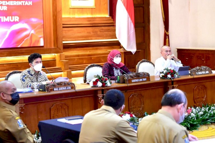 Gubernur Jawa Timur Khofifah Indar Parawansa saat memimpin Rakor RKPD 2023 di Grahadi Surabaya/Ist