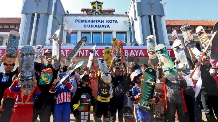 Para skater saat di Balai Kota Surabaya/ist