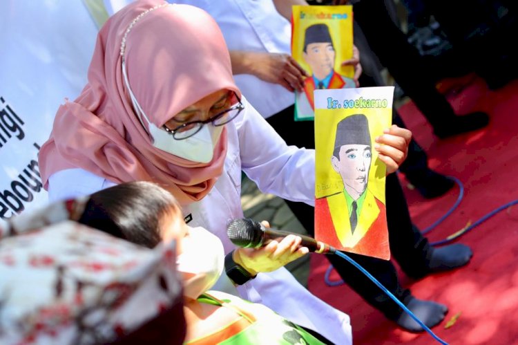 Bupati Ipuk saat bersama anak-anak TK dan SD di Desa Kebondalem/Humas