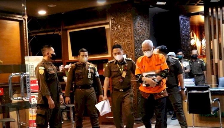 Tersangka pembobolan bank plat merah saat ditahan penyidik Pidsus Kejati Jatim/Ist