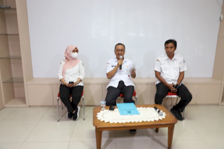 Agus Imam Sonhaji saat konferensi pers di kantor eks Humas Pemkot Surabaya/RMOLJatim