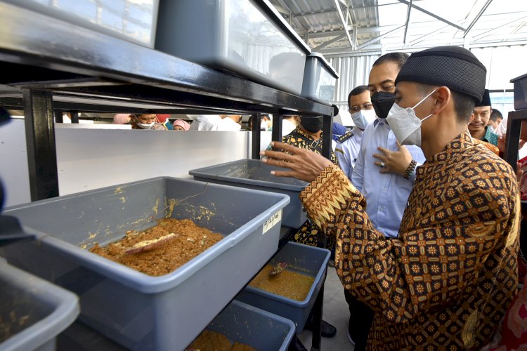 Wali Kota Eri Cahyadi meninjau Rumah Maggot Krembangan/ist