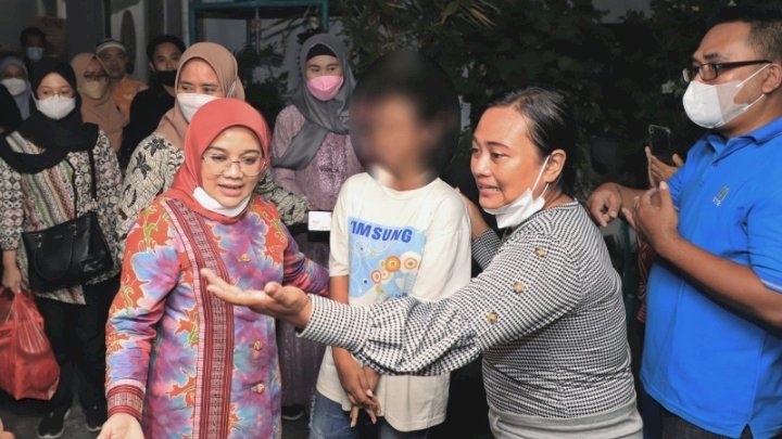 Rini Indriyani memberikan pendampingan dan bantuan kepada remaja disabilitas tuna rungu/ist
