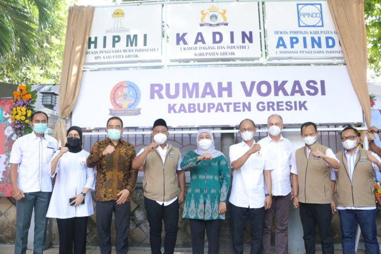 Gubernur Jawa Timur Khofifah Indar Parawansa dan Bupati Gresik Fandi Ahmad Yani Bersama Kadin Jatim saat peresmian Rumah Vokasi di Gresik/RMOLJatim