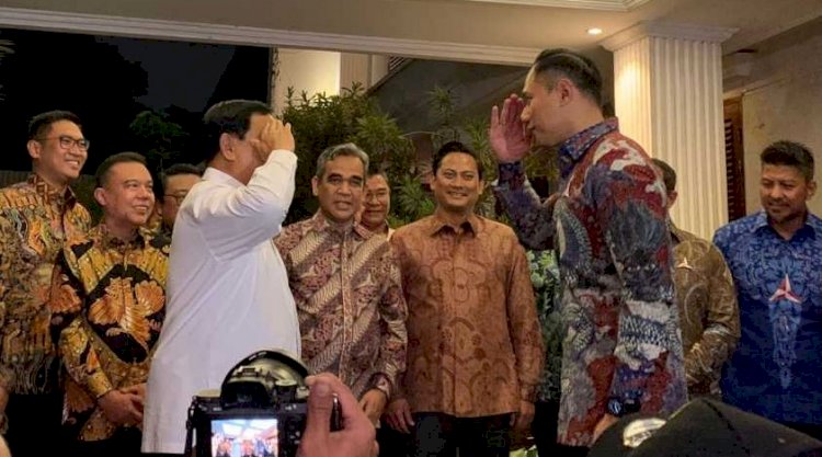 Ketua Umum Partai Gerindra saat menyambut kedatangan Ketua Umum Partai Demokrat Agus Harimurti Yudhoyono (AHY) di kediamannya/RMOL