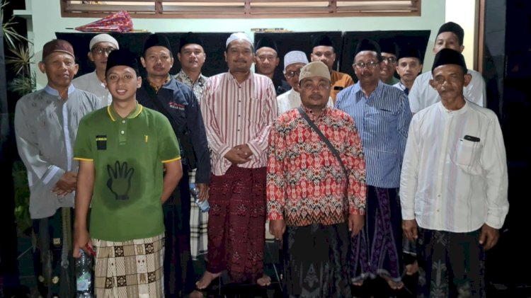 Ketua PCNU, Gus Makki (sarung merah) dalam sebuah pertemuan membahas kasus asusila di ponpes/ist