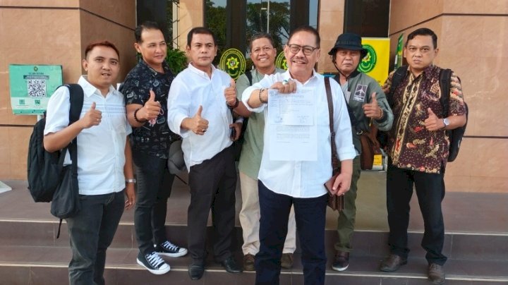 Tim advokasi Ketua Dewan Kesenian Surabaya (DKS) saat mendaftarkan gugatan ke PTUN Surabaya/RMOLJatim