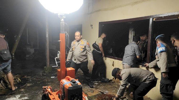 Petugas menyelamatkan barang berharga di gudang Samapta Polres Kediri Kota yang mengalami kebakaran/RMOLJatim