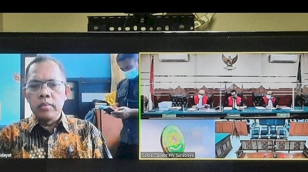 Tangkapan layar: Hakim Itong Isnaini Hidayat saat menjalani sidang pembacaan eksepsi di Pengadilan Tipikor Surabaya secara virtual/RMOLJatim