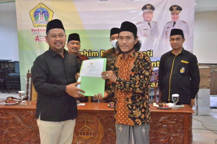 Bupati Gresik Fandi Ahmad Yani menyerahkan sertifikat tanah kepada perwakilan pondok pesantren/RMOLJatim