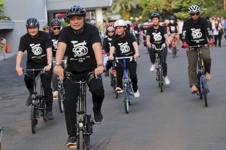 Wali Kota Eri Cahyadi bersepeda dengan Wakil Dubes Inggris/RMOLJatim