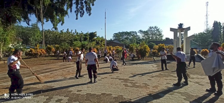 Anggota polisi Polres Bondowoso bersih-bersih di Taman Makam Pahlawan/Ist