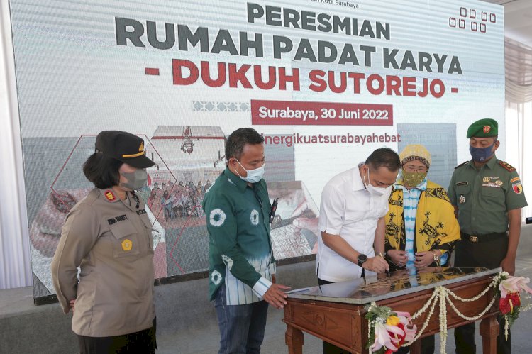 Wali Kota Eri Cahyadi saat meresmikan Rumah Padat Karya Dukuh Sutorejo/ist
