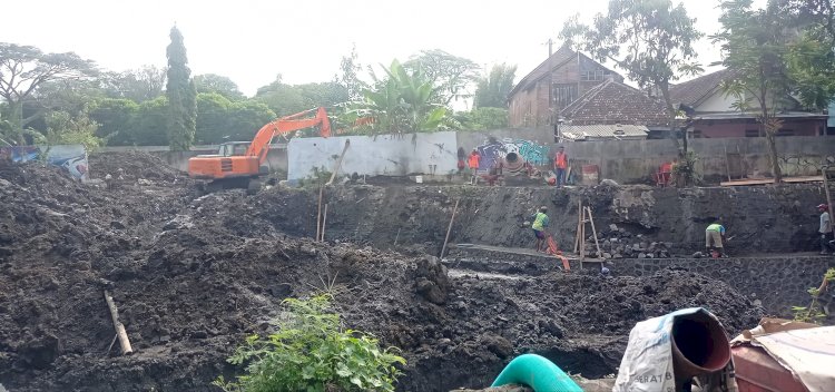 Para pekerja tampak melakukan aktivitas di Bozem di Kelurahan Blimbing Kota Malang/RMOLJatim