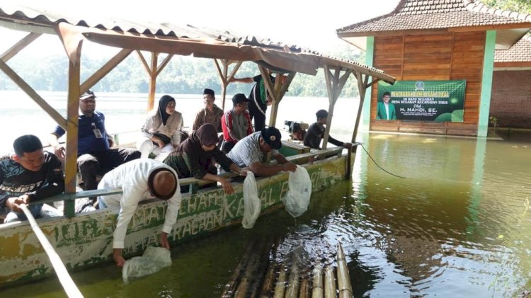 Mahdi saat menebar benih ikan/RMOLJatim