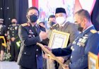 Di HUT Bhayangkara ke-76, Wali Kota Eri Terima Dua Penghargaan atas Peran Aktif Bersinergi dengan Kepolisian