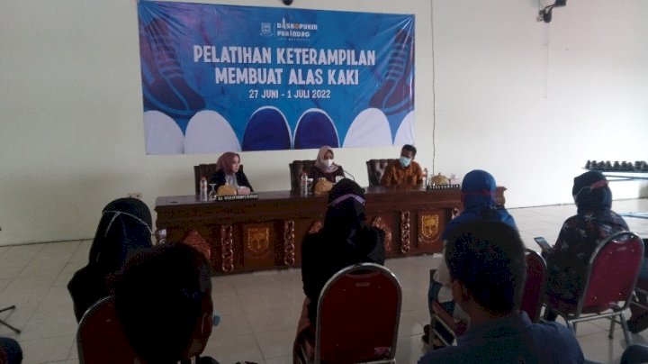 Wali kota mojokerto Ika Puspitasari menutup pelatihan ketrampilan membuat alas kaki di gedung workshop alas kaki Kota Mojokerto   /indra