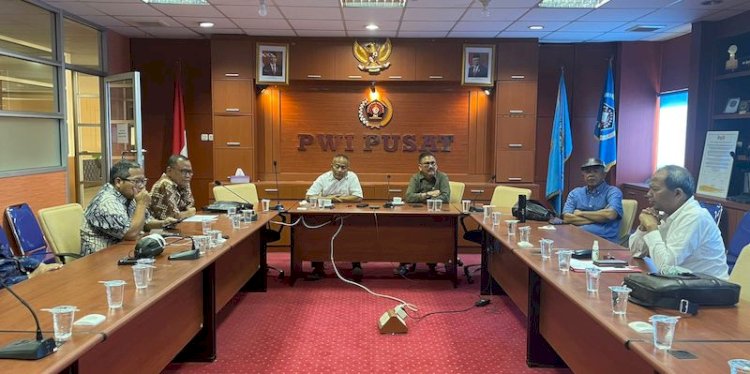 Ketua Dewan Kehormatan PWI Ilham Bintang (kanan di baris depan) bersama Ketua Umum PWI Pusat Atal S. Depari dalam rapat Dewan Kehormatan PWI Pusat, Jumat (1/7)/Ist