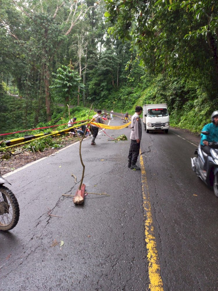 Polisi sedang menunjukkan Retakan Pada Badan jalan, akibat longsor pada tebing bahu jalan Gunung Gumitir/ist