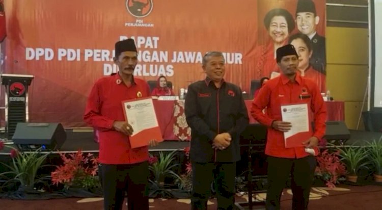 Husen saat menerima SK DPP PDI Perjuangan dari dari Ketua DPD PDI Perjuangan Jatim Kusnadi/RMOLJatim