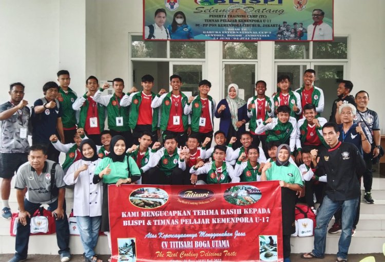 Para pemain Timnas Pelajar Kemenpora U-17 bersama pelatih/RMOLJatim