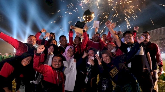 Atlet Kota Surabaya saat meraih piala Juara Umum Porprov Jawa Timur VII tahun 2022/ist